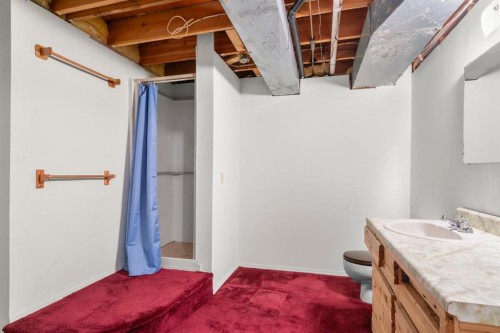 40 Edforth Road Nw, Calgary, AB - Indoor Photo Showing Bathroom