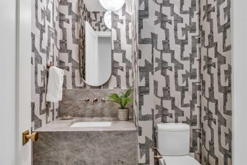 518 33 Avenue Sw, Calgary, AB - Indoor Photo Showing Bathroom