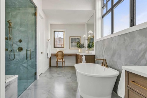 518 33 Avenue Sw, Calgary, AB - Indoor Photo Showing Bathroom