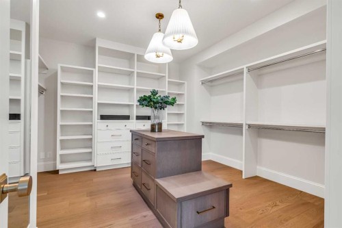 518 33 Avenue Sw, Calgary, AB - Indoor With Storage