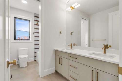 518 33 Avenue Sw, Calgary, AB - Indoor Photo Showing Bathroom
