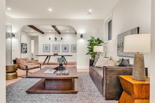 518 33 Avenue Sw, Calgary, AB - Indoor Photo Showing Living Room