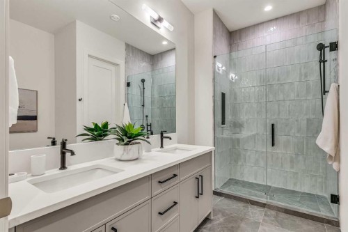 518 33 Avenue Sw, Calgary, AB - Indoor Photo Showing Bathroom