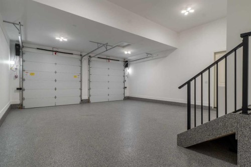 518 33 Avenue Sw, Calgary, AB - Indoor Photo Showing Garage