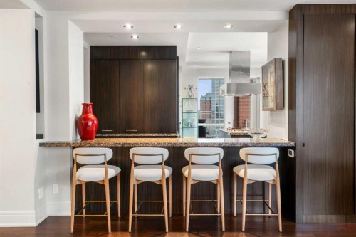 804-690 Princeton Way Sw, Calgary, AB - Indoor Photo Showing Dining Room