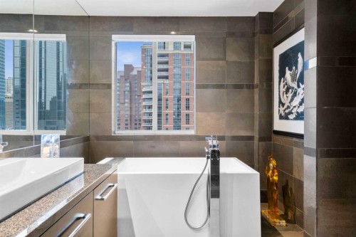 804-690 Princeton Way Sw, Calgary, AB - Indoor Photo Showing Bathroom