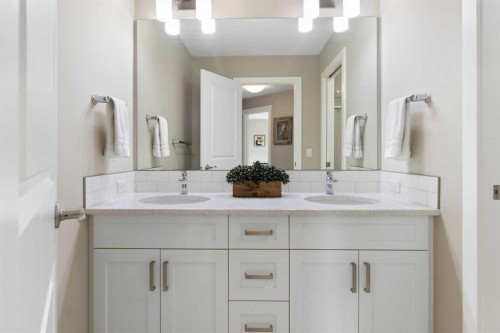 33 Silverado Crest Bay Sw, Calgary, AB - Indoor Photo Showing Bathroom