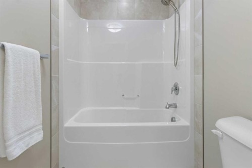 33 Silverado Crest Bay Sw, Calgary, AB - Indoor Photo Showing Bathroom