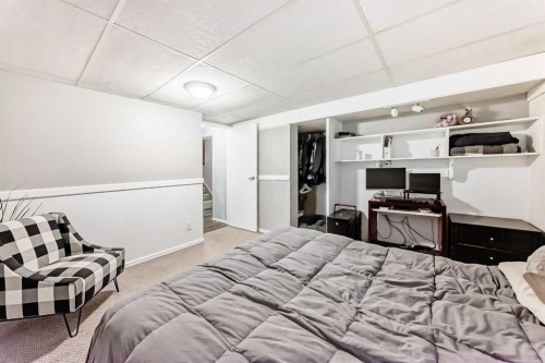 107 Fawn Crescent Se, Calgary, AB - Indoor Photo Showing Bedroom