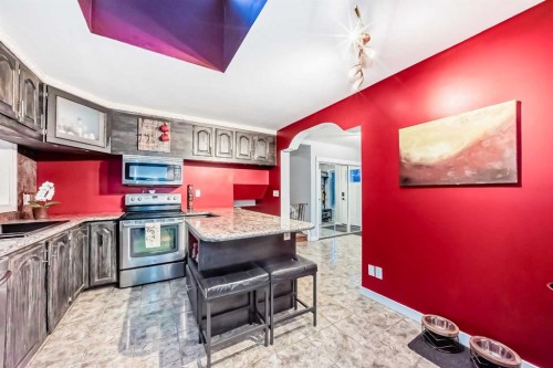 107 Fawn Crescent Se, Calgary, AB - Indoor Photo Showing Kitchen
