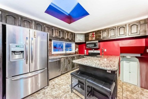 107 Fawn Crescent Se, Calgary, AB - Indoor Photo Showing Kitchen
