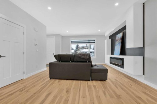 216 99 Avenue Se, Calgary, AB - Indoor Photo Showing Living Room