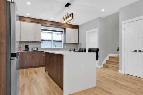 216 99 Avenue Se, Calgary, AB - Indoor Photo Showing Kitchen