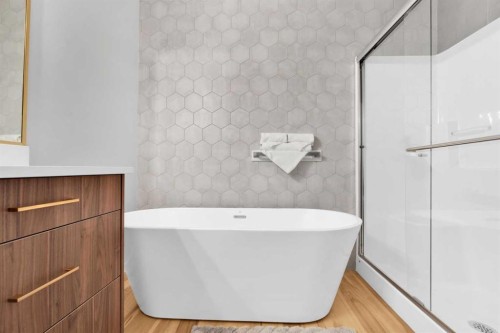 216 99 Avenue Se, Calgary, AB - Indoor Photo Showing Bathroom