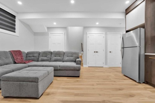 216 99 Avenue Se, Calgary, AB - Indoor Photo Showing Living Room