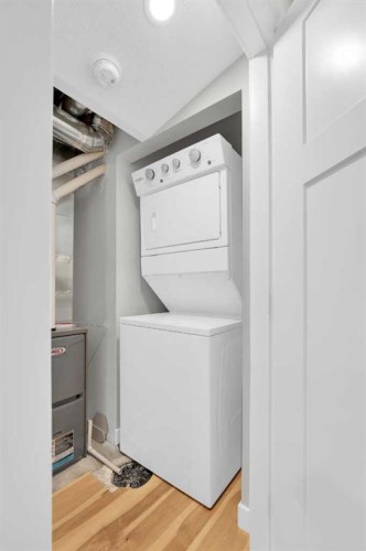 216 99 Avenue Se, Calgary, AB - Indoor Photo Showing Laundry Room
