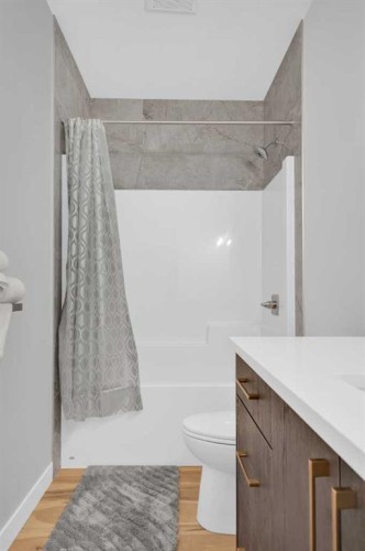 216 99 Avenue Se, Calgary, AB - Indoor Photo Showing Bathroom
