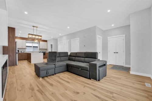 216 99 Avenue Se, Calgary, AB - Indoor Photo Showing Living Room