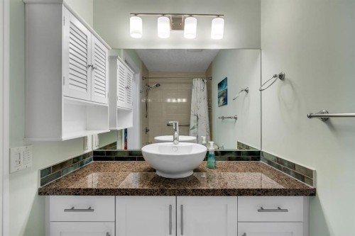 304-518 33 Street Nw, Calgary, AB - Indoor Photo Showing Bathroom