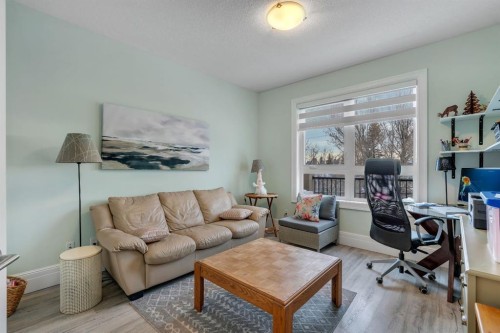 304-518 33 Street Nw, Calgary, AB - Indoor Photo Showing Living Room