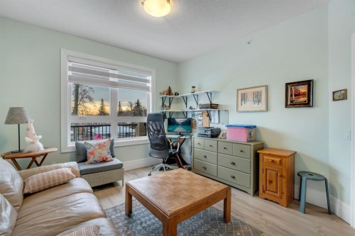 304-518 33 Street Nw, Calgary, AB - Indoor Photo Showing Other Room