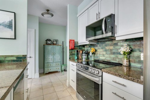 304-518 33 Street Nw, Calgary, AB - Indoor Photo Showing Kitchen With Upgraded Kitchen