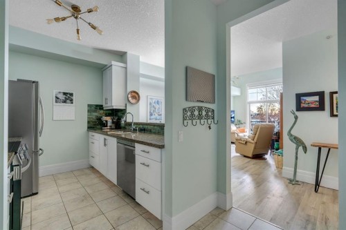 304-518 33 Street Nw, Calgary, AB - Indoor Photo Showing Kitchen
