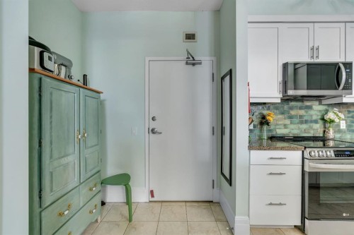 304-518 33 Street Nw, Calgary, AB - Indoor Photo Showing Kitchen