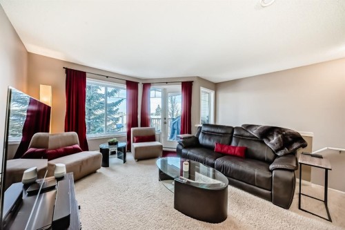 10-21 Mckenzie Towne Gate Se, Calgary, AB - Indoor Photo Showing Living Room