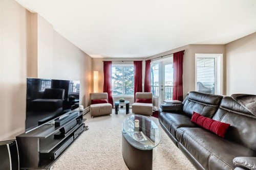 10-21 Mckenzie Towne Gate Se, Calgary, AB - Indoor Photo Showing Living Room