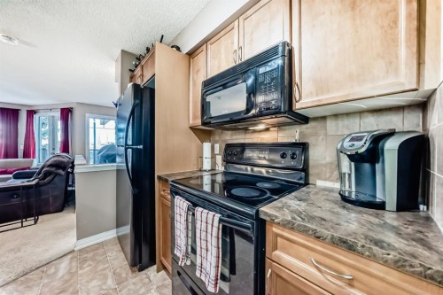 10-21 Mckenzie Towne Gate Se, Calgary, AB - Indoor Photo Showing Kitchen