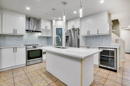 58 Lakeview Bay, Chestermere, AB - Indoor Photo Showing Kitchen With Upgraded Kitchen