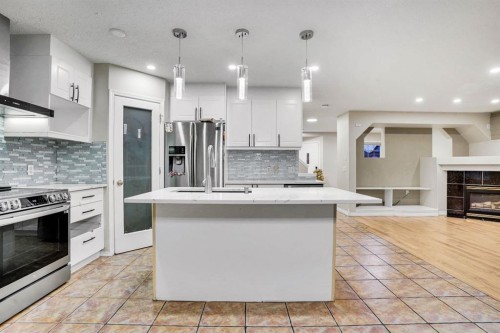 58 Lakeview Bay, Chestermere, AB - Indoor Photo Showing Kitchen With Upgraded Kitchen