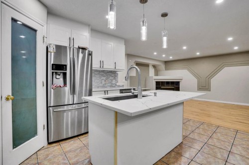 58 Lakeview Bay, Chestermere, AB - Indoor Photo Showing Kitchen With Upgraded Kitchen