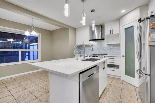 58 Lakeview Bay, Chestermere, AB - Indoor Photo Showing Kitchen With Upgraded Kitchen