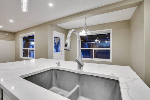 58 Lakeview Bay, Chestermere, AB - Indoor Photo Showing Kitchen