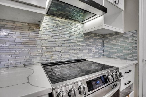 58 Lakeview Bay, Chestermere, AB - Indoor Photo Showing Kitchen With Upgraded Kitchen