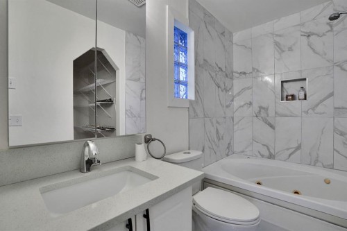 58 Lakeview Bay, Chestermere, AB - Indoor Photo Showing Bathroom