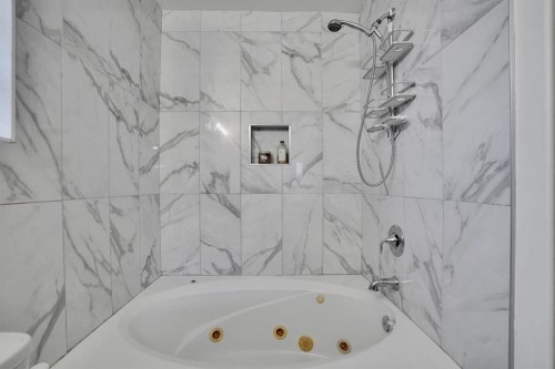 58 Lakeview Bay, Chestermere, AB - Indoor Photo Showing Bathroom