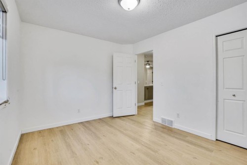 58 Lakeview Bay, Chestermere, AB - Indoor Photo Showing Other Room