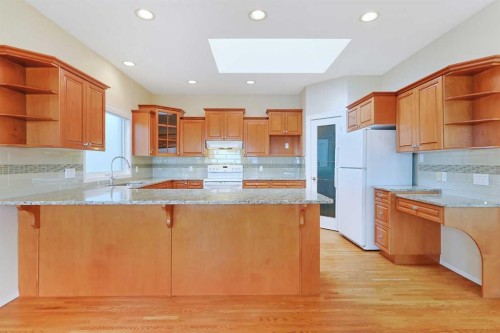108 Hamptons Heights Nw, Calgary, AB - Indoor Photo Showing Kitchen