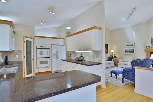185 Hamptons Square Nw, Calgary, AB - Indoor Photo Showing Kitchen
