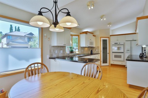 185 Hamptons Square Nw, Calgary, AB - Indoor Photo Showing Dining Room