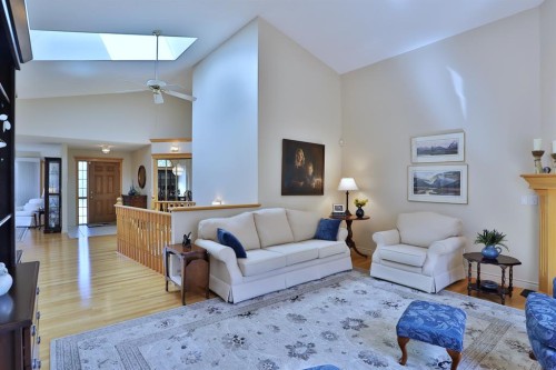 185 Hamptons Square Nw, Calgary, AB - Indoor Photo Showing Living Room