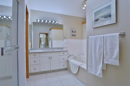 185 Hamptons Square Nw, Calgary, AB - Indoor Photo Showing Bathroom