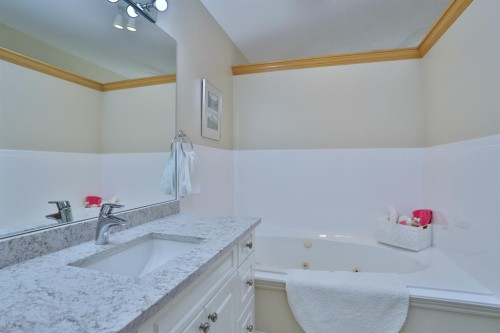 185 Hamptons Square Nw, Calgary, AB - Indoor Photo Showing Bathroom