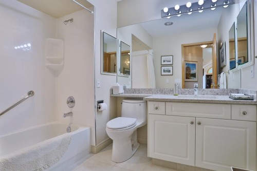 185 Hamptons Square Nw, Calgary, AB - Indoor Photo Showing Bathroom