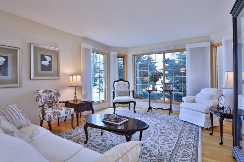 185 Hamptons Square Nw, Calgary, AB - Indoor Photo Showing Living Room