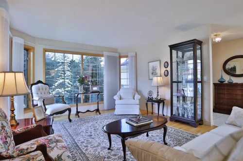 185 Hamptons Square Nw, Calgary, AB - Indoor Photo Showing Living Room