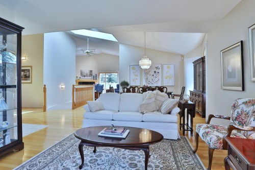 185 Hamptons Square Nw, Calgary, AB - Indoor Photo Showing Living Room